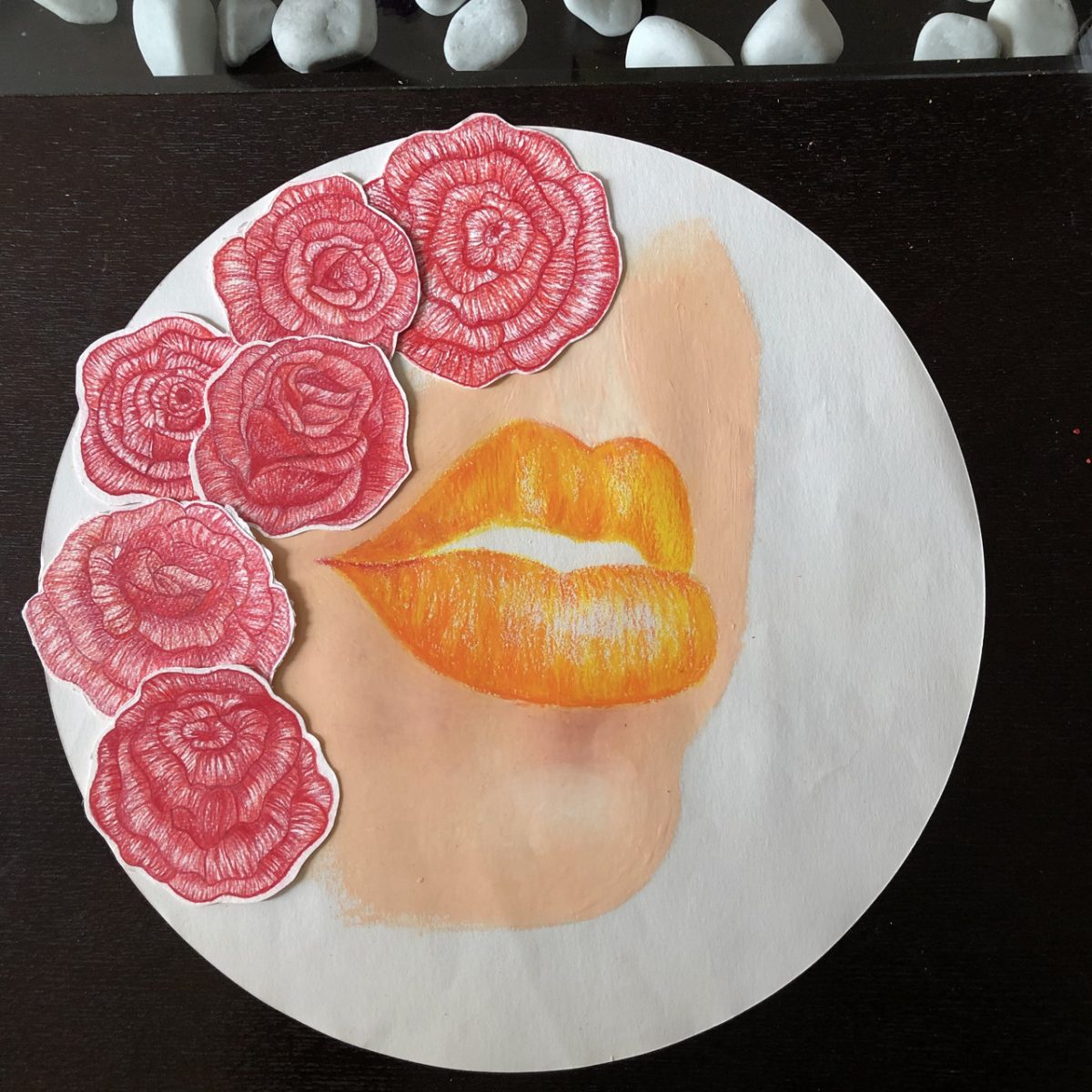 Circular drawing of a mouth with roses around